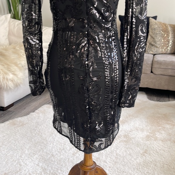 Sequin embellished deep V sheer long sleeved dress - Picture 4 of 6